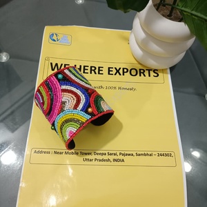 Brazalete Ancho Hecho a Mano con Cuentas de Aleación y Diseño de Rayas Arcoíris, Estilo Étnico Africano Tribal, Regalo - Product Image 1