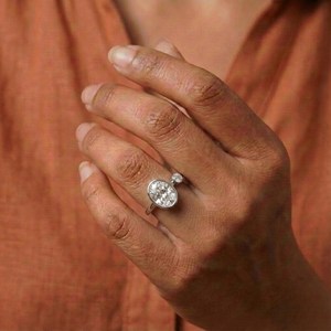 Anillo de aniversario de moissanita brillante con corte ovalado de 8*6 para ella, plata 925, dos piedras, elegante regalo sorpresa de cumpleaños para ella - Product Image 4