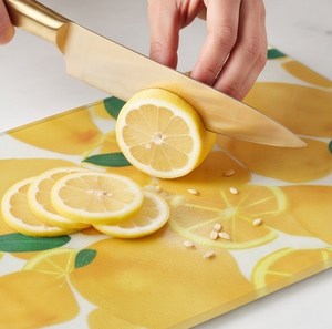 Planche à découper rectangulaire unique à motif citron avec trou de suspension, planche à découper jaune à imprimé fruit pour la cuisine - Product Image 4