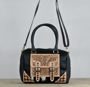 Bolsa de Viaje de Cuero Genuino 100% de Lujo, Nueva Colección 2026, con Diseño Floral y Detalles a Cuadros, en Color Negro y Marrón, Diseño Duradero - Product Image 1