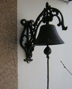 กระดิ่งประตูเหล็กตกแต่งแบบโบราณ สำหรับประตูรั้วสวน ประตูหน้าบ้าน ระเบียง ติดผนัง - Product Image 1