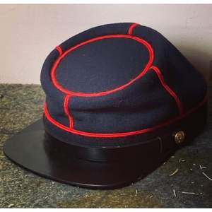 Gorra kepi del cuartel general de la Unión Civil, típica de la que está hecha, generalmente, de lana azul marino con insignia de trenza negra. - Product Image 2