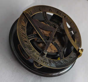 เข็มทิศนาฬิกาแดดทองเหลืองโบราณ พร้อมหน้าปัดตัวเลขโรมัน สำหรับการเดินเรือ - Product Image 4