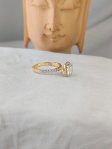 Anillo de Diamantes con Corte Cojín y Diamantes Laterales Brillantes en Oro Amarillo – Una Combinación Brillante de Lujo y Belleza Atemporal - Product Image 3