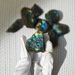 Vente en gros usine de gros lots de labradorite naturelle brute, morceaux de grande taille, dalles de pierre de cristal brut de haute qualité pour le Feng Shui du jardin et de la maison - Product Image 6