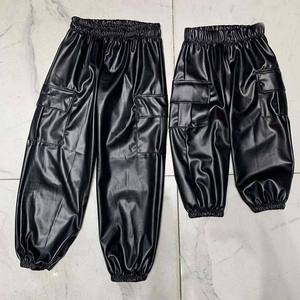 กางเกงขายาวหนัง PU สีดำสำหรับผู้ชายพร้อมแถบด้านข้างเอวสูงสไตล์สตรีทสไตล์ลำลอง - Product Image 3