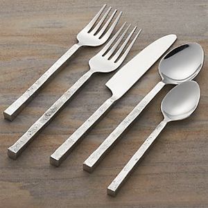 Ensemble de couverts en métal contemporain, ustensiles élégants en acier inoxydable conçus pour une présentation moderne à la table et pour la cuisine quotidienne. - Product Image 5