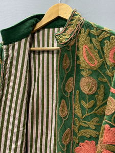 Chaqueta Boho de Terciopelo con Bordado Floral Suzani: Abrigo Artesanal para Festivales |   Ropa Exterior Estilo Boho para Mujer |   Abrigo Bordado Artesanal - Product Image 4