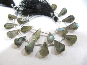 Perles de pierre facettées en labradorite grise naturelle, forme goutte d'eau, 8 pouces de long - Product Image 1