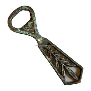 Ouvreur de bière en métal enduit de poudre grise parfait pour les accessoires de barman modernes et la préparation de boissons élégantes - Product Image 1