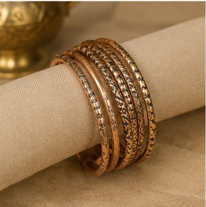Ensemble de bracelets en alliage multi-couches gravés de motifs, bronze antique patiné, manchette ouverte estampillée à la main, vente en gros - Product Image 2