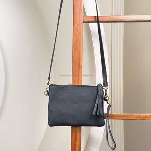 Vente en gros directe d'usine de pochette en cuir de vachette véritable repoussé à la main et sac à bandoulière pour femmes pochette à pompons - Product Image 5