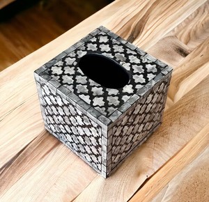 Porta Pañuelos de Diseño con Incrustaciones de Madreperla, Mosaico de Conchas Hecho a Mano, Arte Decorativo, Regalo Elegante y de Lujo para Ocasiones Especiales - Product Image 1