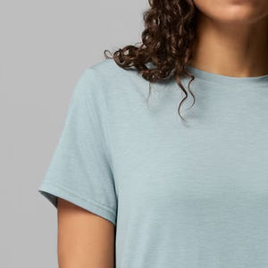 Chemise à manches courtes pour femme, élément essentiel élégant de la garde-robe, design chic pour l'été, col en V, matière confortable avec logo. - Product Image 3