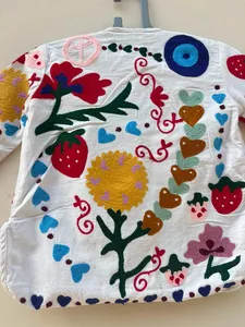 Chaqueta Reversible de Algodón Blanco Bordada a Mano de Primera Calidad para Mujer con Bordado Floral Vibrante, Bolsillos Delanteros y Manga Larga - Product Image 2