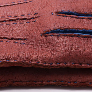Gants en cuir véritable rouge faits à la main pour femmes, avec surpiqûres bleues contrastées, à doigts complets, doublure douce et chaude, fermeture à bouton-pression, pour l'hiver et les fêtes en extérieur - Product Image 3
