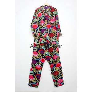 Pyjamas pour femmes imprimés numériquement faits à la main en Inde - Ensemble romantique d'hiver et d'été en coton pur 100% de qualité supérieure - Product Image 4