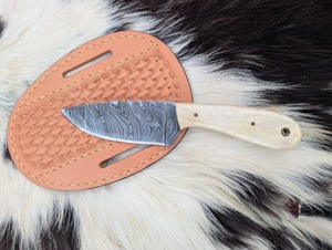 Couteau de chasse en acier Damas de qualité industrielle personnalisé avec lame à pointe clip et manche en ivoire dans un étui en cuir Garantie de 3 ans - Product Image 2