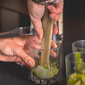 Moulin à cocktail en bois |   Outil de bar en bois naturel pour écraser les fruits et les herbes |   Essentiels pour les barman : Vente en gros, OEM - Product Image 3