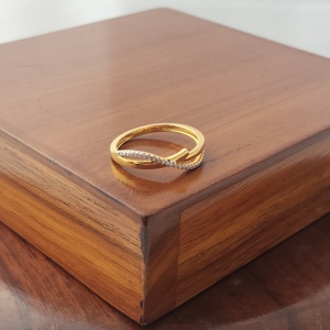 แหวนทองคำแท้ 18K ประดับเพชร ดีไซน์เกลียวไขว้แบบอินฟินิตี้ เรียบหรู สำหรับผู้หญิง เหมาะเป็นของขวัญเครื่องประดับชั้นดี - Product Image 2