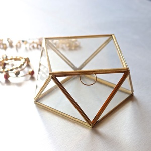 Organisateur d'accessoires moderne, boîte à bijoux en verre avec cadre en métal doré et séparateurs transparents pour le rangement et la présentation - Product Image 5