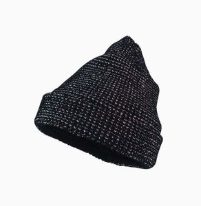 Gorros unisex cálidos y elegantes hechos de acrílico suave, perfectos para usar en la temporada de invierno, para uso casual, de moda o para branding promocional. - Product Image 6