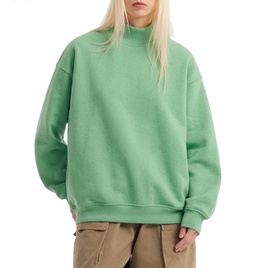 Sweat-shirt d'hiver personnalisé pour femme à col montant, en polaire douce, coupe ample, avec patch tissé personnalisé et imprimé tie-dye - Product Image 2