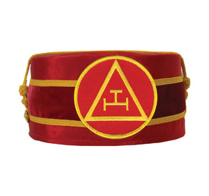 Casquette de cérémonie en velours rouge avec emblème triangulaire brodé or, chapeau de régalia premium à bordure dorée, régalia brodée de qualité supérieure - Product Image 1