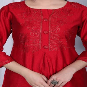 Conjunto de Kurta y Pantalón Tradicional para Mujer NIYANI, Elegante, Rojo, de Rayón, con Bordado Sutil, Estilo Étnico Clásico para Diwali, para Todas las Temporadas - Product Image 2