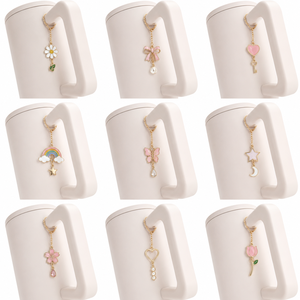 Dijes personalizados chapados en oro para vasos, dijes de esmalte suave al por mayor para asas de tazas y jarras - Product Image 1