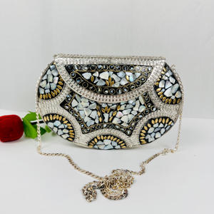 Pochette perlée en nacre polie à la main de luxe moderne de fabrication indienne pour accessoire de mariée Sculpture en mosaïque de coquillages - Product Image 6