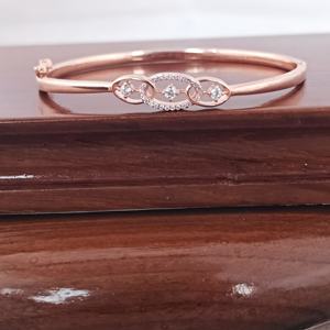 Brazalete de Plata de Ley 925 con Baño de Oro Rosa, Diseño Ovalado con Halo de Diamantes, Acabado en Rodio, Moderno, Elegante y Minimalista para Mujer - Product Image 1