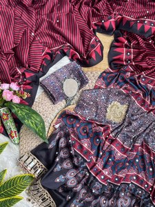 Sari Negro y Rojo Estampado para Mujer con Trabajo de Espejos y Blusa Bordada, Ropa Étnica Tradicional - Product Image 4