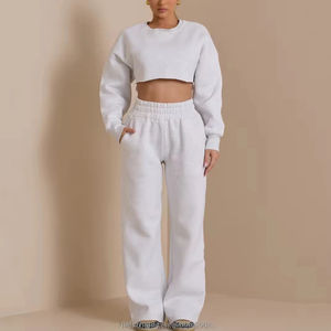 Ensemble de survêtement sportif 2 pièces pour femme, entièrement personnalisable, coupe courte, motif uni, idéal pour le jogging et les activités sportives - Product Image 3