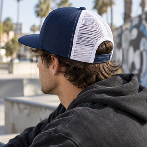 Casquette Trucker personnalisée bleu marine et blanc en maille, à visière plate, structurée, 6 panneaux, broderie promotionnelle, casquette snapback - Product Image 4