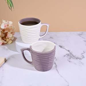 Ensemble de 2 tasses en céramique sculptée rose pâle et ambre - Product Image 1