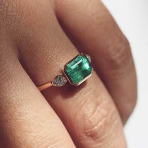 Bague de fiançailles trois pierres en argent sterling 925 avec zircon taille émeraude serti clos, bague de luxe pour femme avec pierre latérale poire, pour usage quotidien - Product Image 3