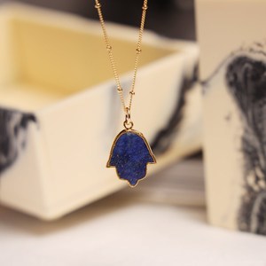 Pendentif main Hamsa vintage en pierre naturelle de Lapis Lazuli véritable, plaqué or, cadeau pour elle - Product Image 2