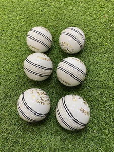 Pelota de Críquet Blanca KOOKABURRA, Cuatro Piezas - Product Image 2