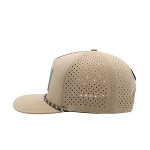 Gorra de golf impermeable y transpirable de fábrica, de 5 paneles, estructurada, con parche de silicona personalizado, visera plana y cuerda trenzada en la visera. - Product Image 3