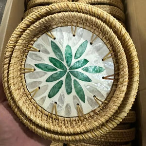 Bandeja de Ratán con Madreperla Artesanal de Vietnam para Decoración del Hogar, Estilismo de Mesa y Exhibición - Product Image 1