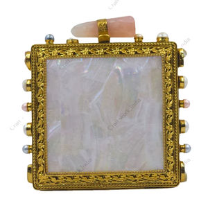 Pochette artisanale en nacre avec cadre en laiton texturé doré, incrustation de coquillages naturels, sac de soirée de luxe, cadeau pour elle - Product Image 1