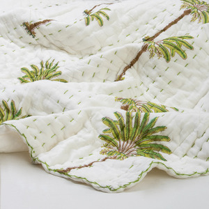 Edredón Kantha de Algodón con Estampado de Palmeras Verdes - Edredón de Invierno de Lujo, Ecológico y Orgánico, Acolchado y Estampado a Mano - Product Image 3