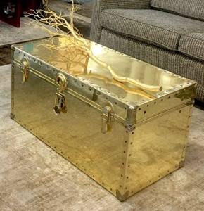 กล่องเก็บของโลหะสีทองขัดเงาพร้อมดีเทลหมุดย้ำ สำหรับตกแต่งห้องนั่งเล่นสุดหรู - Product Image 1