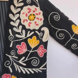 Veste en velours Suzani tendance, faite à la main, brodée de fleurs, manteau d'hiver bohème, veste Suzani personnalisée - Product Image 2