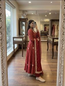 Pièce exclusive de notre propre marque, stylisée par des modèles réels pour un look et une ambiance authentiques, parfaite pour les événements festifs. - Product Image 2