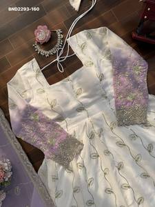 ชุดเดรส Anarkali ลายปักดิ้นและลายเส้นด้ายแบบไล่เฉดสี ดีไซน์เนอร์ Star Georgette พร้อมกางเกงและผ้าคลุมไหล่แบบ Dupatta ขายส่ง - Product Image 4