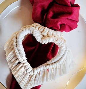 Anillos de Servilleta de Macramé con Forma de Corazón: Decoración Boho para Mesa de San Valentín - Product Image 1