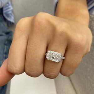 Bague de fiançailles en diamant taille radiant avec halo caché en or blanc, pavé de diamants, solitaire, bague de mariée, bijoux de luxe pour femmes - Product Image 1