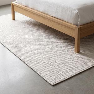 Elegante Alfombra Tejida a Mano de Pelo Bajo Antideslizante, Diseño Moderno Rústico de Lana Color Marfil para Dormitorio y Hogar - Product Image 5